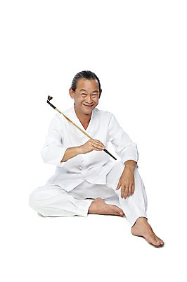 포토 JPG 스튜디오촬영 전신 외국인 해외기획촬영 전통 라이프스타일 2012년태국 할아버지 노년 남자 맨발 흡연 담배 실내 한명 미소 웃음 들기 누끼 사람 앉기 동양인 앞모습 실버라이프 괴짜 60대 전통의상 모시 모시옷 담뱃대 남자만 남자한명만 노인만 노인남자만 노인남자한명만 국내포토 1 옷 뷰포인트 컨셉 모션 발 표정 인종 성인 내부 생활 직물 성인만 파일형식