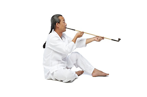 포토 JPG 스튜디오촬영 전신 외국인 해외기획촬영 전통 라이프스타일 긴머리 2012년태국 할아버지 노년 남자 맨발 흡연 담배 땋은머리 실내 한명 들기 누끼 사람 앉기 동양인 옆모습 실버라이프 괴짜 60대 물기 전통의상 모시 모시옷 담뱃대 남자만 남자한명만 노인만 노인남자만 노인남자한명만 국내포토 1 헤어스타일 옷 뷰포인트 컨셉 모션 발 인종 성인 내부 생활 직물 성인만 파일형식