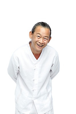 포토 JPG 스튜디오촬영 외국인 해외기획촬영 전통 라이프스타일 2012년태국 할아버지 노년 남자 포즈 실내 한명 미소 웃음 누끼 사람 동양인 상반신 앞모습 실버라이프 괴짜 60대 전통의상 모시 모시옷 뒷짐 남자만 남자한명만 노인만 노인남자만 노인남자한명만 국내포토 1 옷 뷰포인트 컨셉 모션 표정 인종 성인 내부 생활 직물 성인만 파일형식