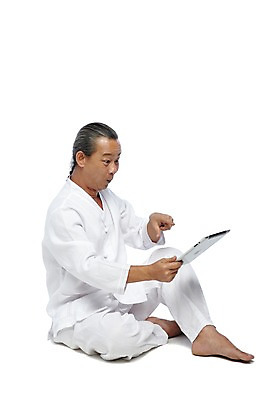 포토 JPG 스튜디오촬영 전신 외국인 해외기획촬영 전통 라이프스타일 응시 2012년태국 할아버지 노년 남자 맨발 실내 한명 들기 누끼 사람 앉기 동양인 손짓 옆모습 실버라이프 태블릿 놀람 가리킴 웹서핑 괴짜 60대 전통의상 모시 모시옷 남자만 남자한명만 노인만 노인남자만 노인남자한명만 국내포토 1 시선 옷 감정 뷰포인트 컨셉 모션 발 표정 인종 성인 내부 생활 전자제품 스마트기기 직물 성인만 파일형식