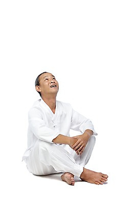 포토 JPG 스튜디오촬영 전신 외국인 해외기획촬영 전통 라이프스타일 응시 2012년태국 할아버지 노년 남자 포즈 맨발 실내 한명 미소 웃음 누끼 사람 앉기 동양인 앞모습 실버라이프 올려보기 괴짜 60대 전통의상 모시 모시옷 남자만 남자한명만 노인만 노인남자만 노인남자한명만 국내포토 1 시선 옷 뷰포인트 컨셉 모션 발 표정 인종 성인 내부 생활 직물 성인만 파일형식