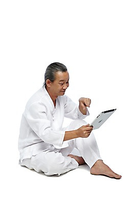 포토 JPG 스튜디오촬영 전신 외국인 해외기획촬영 전통 라이프스타일 응시 2012년태국 할아버지 노년 남자 맨발 실내 한명 미소 웃음 들기 누끼 사람 앉기 동양인 손짓 옆모습 실버라이프 태블릿 가리킴 웹서핑 괴짜 60대 전통의상 모시 모시옷 남자만 남자한명만 노인만 노인남자만 노인남자한명만 국내포토 1 시선 옷 뷰포인트 컨셉 모션 발 표정 인종 성인 내부 생활 전자제품 스마트기기 직물 성인만 파일형식