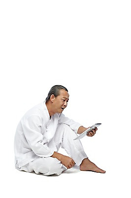 포토 JPG 스튜디오촬영 전신 외국인 해외기획촬영 전통 라이프스타일 응시 2012년태국 할아버지 노년 남자 맨발 실내 한명 들기 누끼 사람 앉기 동양인 옆모습 실버라이프 태블릿 웹서핑 괴짜 60대 전통의상 모시 모시옷 남자만 남자한명만 노인만 노인남자만 노인남자한명만 국내포토 1 시선 옷 뷰포인트 컨셉 모션 발 인종 성인 내부 생활 전자제품 스마트기기 직물 성인만 파일형식