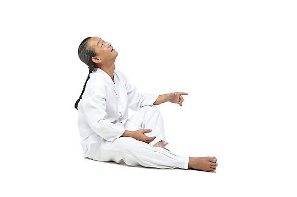 포토 JPG 스튜디오촬영 전신 외국인 해외기획촬영 전통 라이프스타일 긴머리 응시 2012년태국 할아버지 노년 남자 포즈 맨발 땋은머리 실내 한명 누끼 사람 앉기 동양인 옆모습 실버라이프 올려보기 괴짜 60대 전통의상 모시 모시옷 남자만 남자한명만 노인만 노인남자만 노인남자한명만 국내포토 1 헤어스타일 시선 옷 뷰포인트 컨셉 모션 발 인종 성인 내부 생활 직물 성인만 파일형식