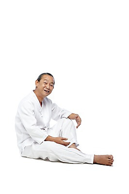 포토 JPG 스튜디오촬영 전신 외국인 해외기획촬영 전통 라이프스타일 2012년태국 할아버지 노년 남자 포즈 맨발 실내 한명 누끼 사람 앉기 동양인 옆모습 실버라이프 괴짜 60대 전통의상 모시 모시옷 남자만 남자한명만 노인만 노인남자만 노인남자한명만 국내포토 1 옷 뷰포인트 컨셉 모션 발 인종 성인 내부 생활 직물 성인만 파일형식
