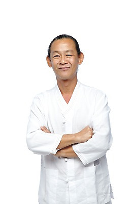 포토 JPG 스튜디오촬영 외국인 해외기획촬영 전통 라이프스타일 2012년태국 할아버지 노년 남자 포즈 실내 한명 미소 웃음 누끼 사람 동양인 상반신 앞모습 실버라이프 팔짱 괴짜 60대 전통의상 모시 모시옷 남자만 남자한명만 노인만 노인남자만 노인남자한명만 국내포토 1 옷 뷰포인트 컨셉 모션 표정 인종 성인 내부 생활 직물 성인만 파일형식