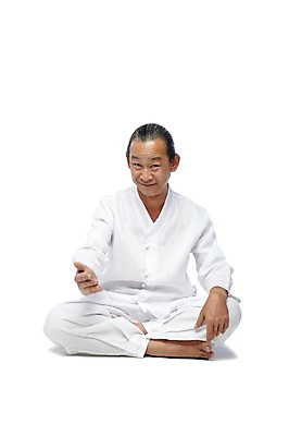 포토 JPG 스튜디오촬영 전신 외국인 해외기획촬영 전통 라이프스타일 2012년태국 할아버지 노년 남자 포즈 모션 맨발 실내 한명 미소 웃음 누끼 사람 앉기 동양인 손짓 앞모습 실버라이프 괴짜 60대 전통의상 모시 모시옷 권유 남자만 남자한명만 노인만 노인남자만 노인남자한명만 국내포토 1 옷 뷰포인트 컨셉 발 표정 인종 성인 내부 생활 직물 성인만 파일형식