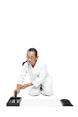 포토 JPG 스튜디오촬영 전신 외국인 해외기획촬영 전통 라이프스타일 2012년태국 할아버지 노년 남자 종이 전통문화 안경 서예 실내 한명 들기 누끼 사람 앉기 동양인 앞모습 실버라이프 기록 예절 붓 괴짜 60대 무릎꿇기 전통의상 모시 모시옷 먹 한지 벼루 문방사우 벼루뚜껑 연개 화선지 남자만 남자한명만 노인만 노인남자만 노인남자한명만 안경낌 국내포토 1 한국전통 잡화 옷 문화 뷰포인트 컨셉 모션 인종 성인 내부 생활 직물 성인만 파일형식