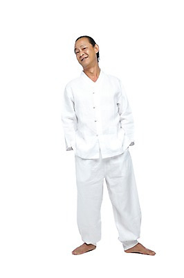 포토 JPG 스튜디오촬영 전신 외국인 해외기획촬영 전통 라이프스타일 2012년태국 할아버지 노년 남자 포즈 맨발 실내 한명 서기 미소 웃음 누끼 사람 동양인 앞모습 실버라이프 괴짜 60대 전통의상 모시 모시옷 남자만 남자한명만 노인만 노인남자만 노인남자한명만 국내포토 1 옷 뷰포인트 컨셉 모션 발 표정 인종 성인 내부 생활 직물 성인만 파일형식