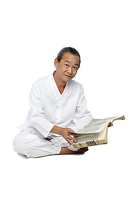 포토 JPG 스튜디오촬영 전신 외국인 해외기획촬영 전통 라이프스타일 2012년태국 할아버지 노년 남자 맨발 실내 한명 들기 누끼 사람 앉기 동양인 앞모습 책 실버라이프 독서 괴짜 60대 전통의상 고서 모시 모시옷 서책 남자만 남자한명만 노인만 노인남자만 노인남자한명만 국내포토 1 옷 뷰포인트 컨셉 모션 발 유물 인종 성인 내부 생활 직물 성인만 파일형식