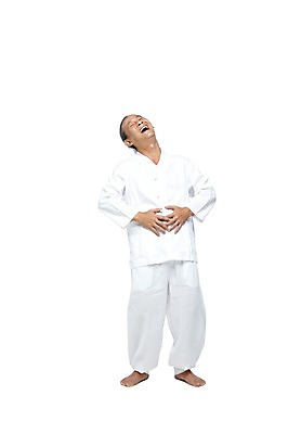 포토 JPG 스튜디오촬영 전신 외국인 해외기획촬영 전통 라이프스타일 2012년태국 할아버지 노년 남자 포즈 모션 맨발 실내 한명 서기 미소 웃음 누끼 사람 동양인 앞모습 실버라이프 눈감음 유머 괴짜 60대 전통의상 모시 모시옷 즐거움 폭소 남자만 남자한명만 노인만 노인남자만 노인남자한명만 국내포토 1 옷 감정 뷰포인트 컨셉 발 표정 인종 성인 내부 생활 직물 성인만 파일형식