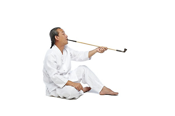 포토 JPG 스튜디오촬영 전신 외국인 해외기획촬영 전통 라이프스타일 2012년태국 할아버지 노년 남자 맨발 흡연 담배 실내 한명 들기 누끼 사람 앉기 동양인 옆모습 실버라이프 괴짜 60대 물기 전통의상 모시 모시옷 담뱃대 남자만 남자한명만 노인만 노인남자만 노인남자한명만 국내포토 1 옷 뷰포인트 컨셉 모션 발 인종 성인 내부 생활 직물 성인만 파일형식