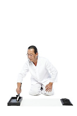 포토 JPG 스튜디오촬영 전신 외국인 해외기획촬영 전통 라이프스타일 2012년태국 할아버지 노년 남자 종이 전통문화 안경 서예 실내 한명 들기 누끼 사람 앉기 동양인 앞모습 실버라이프 기록 예절 붓 괴짜 60대 무릎꿇기 전통의상 모시 모시옷 먹 한지 벼루 문방사우 벼루뚜껑 연개 화선지 남자만 남자한명만 노인만 노인남자만 노인남자한명만 안경낌 국내포토 1 한국전통 잡화 옷 문화 뷰포인트 컨셉 모션 인종 성인 내부 생활 직물 성인만 파일형식