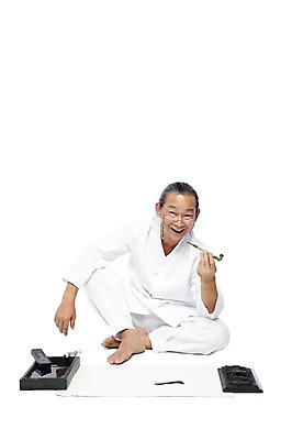 포토 JPG 스튜디오촬영 전신 외국인 해외기획촬영 전통 라이프스타일 2012년태국 할아버지 노년 남자 종이 전통문화 안경 맨발 서예 흡연 담배 실내 한명 미소 웃음 들기 누끼 사람 앉기 동양인 앞모습 실버라이프 기록 붓 괴짜 60대 전통의상 모시 모시옷 먹 한지 벼루 담뱃대 문방사우 벼루뚜껑 연개 화선지 남자만 남자한명만 노인만 노인남자만 노인남자한명만 안경낌 국내포토 1 한국전통 잡화 옷 문화 뷰포인트 컨셉 모션 발 표정 인종 성인 내부 생활 직물 성인만 파일형식