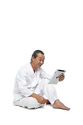 포토 JPG 스튜디오촬영 전신 외국인 해외기획촬영 전통 라이프스타일 응시 2012년태국 할아버지 노년 남자 맨발 실내 한명 미소 웃음 들기 누끼 사람 앉기 동양인 옆모습 실버라이프 태블릿 놀람 웹서핑 괴짜 60대 전통의상 모시 모시옷 남자만 남자한명만 노인만 노인남자만 노인남자한명만 국내포토 1 시선 옷 감정 뷰포인트 컨셉 모션 발 표정 인종 성인 내부 생활 전자제품 스마트기기 직물 성인만 파일형식
