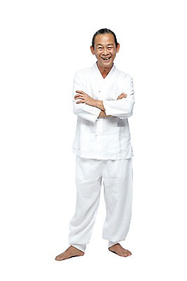 포토 JPG 스튜디오촬영 전신 외국인 해외기획촬영 전통 라이프스타일 2012년태국 할아버지 노년 남자 포즈 맨발 실내 한명 서기 미소 웃음 누끼 사람 동양인 앞모습 실버라이프 팔짱 괴짜 60대 전통의상 모시 모시옷 남자만 남자한명만 노인만 노인남자만 노인남자한명만 국내포토 1 옷 뷰포인트 컨셉 모션 발 표정 인종 성인 내부 생활 직물 성인만 파일형식