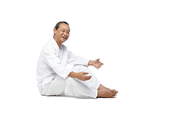 포토 JPG 스튜디오촬영 전신 외국인 해외기획촬영 전통 라이프스타일 2012년태국 할아버지 노년 남자 포즈 맨발 실내 한명 미소 웃음 누끼 사람 앉기 동양인 옆모습 실버라이프 괴짜 60대 전통의상 모시 모시옷 남자만 남자한명만 노인만 노인남자만 노인남자한명만 국내포토 1 옷 뷰포인트 컨셉 모션 발 표정 인종 성인 내부 생활 직물 성인만 파일형식