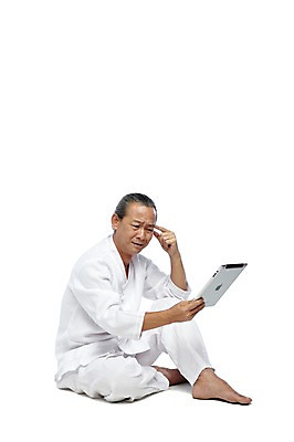 포토 JPG 스튜디오촬영 전신 외국인 해외기획촬영 전통 라이프스타일 응시 2012년태국 할아버지 노년 남자 맨발 실내 한명 들기 누끼 사람 앉기 동양인 옆모습 실버라이프 태블릿 웹서핑 괴짜 60대 전통의상 모시 모시옷 고민 남자만 남자한명만 노인만 노인남자만 노인남자한명만 국내포토 1 시선 옷 감정 뷰포인트 컨셉 모션 발 인종 성인 내부 생활 전자제품 스마트기기 직물 성인만 파일형식