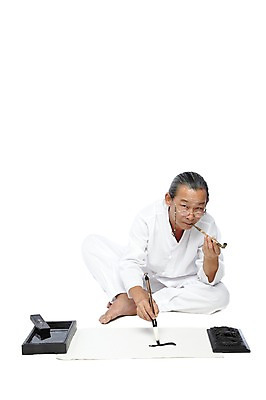 포토 JPG 스튜디오촬영 전신 외국인 해외기획촬영 전통 라이프스타일 2012년태국 할아버지 노년 남자 종이 전통문화 안경 맨발 서예 흡연 담배 실내 한명 들기 누끼 사람 앉기 동양인 앞모습 실버라이프 기록 붓 괴짜 60대 물기 전통의상 모시 모시옷 먹 한지 벼루 담뱃대 문방사우 벼루뚜껑 연개 화선지 남자만 남자한명만 노인만 노인남자만 노인남자한명만 안경낌 국내포토 1 한국전통 잡화 옷 문화 뷰포인트 컨셉 모션 발 인종 성인 내부 생활 직물 성인만 파일형식