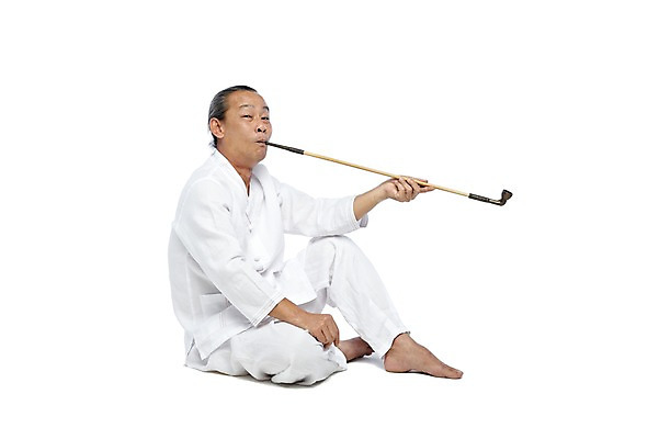 포토 JPG 스튜디오촬영 전신 외국인 해외기획촬영 전통 라이프스타일 2012년태국 할아버지 노년 남자 맨발 흡연 담배 실내 한명 들기 누끼 사람 앉기 동양인 옆모습 실버라이프 괴짜 60대 물기 전통의상 모시 모시옷 담뱃대 남자만 남자한명만 노인만 노인남자만 노인남자한명만 국내포토 1 옷 뷰포인트 컨셉 모션 발 인종 성인 내부 생활 직물 성인만 파일형식