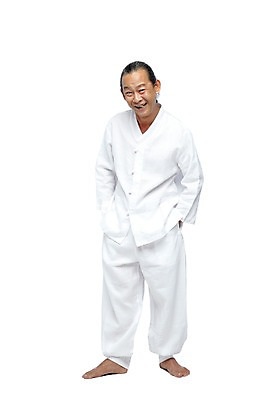 포토 JPG 스튜디오촬영 전신 외국인 해외기획촬영 전통 라이프스타일 2012년태국 할아버지 노년 남자 포즈 맨발 실내 한명 서기 미소 웃음 누끼 사람 동양인 앞모습 실버라이프 괴짜 60대 전통의상 모시 모시옷 남자만 남자한명만 노인만 노인남자만 노인남자한명만 국내포토 1 옷 뷰포인트 컨셉 모션 발 표정 인종 성인 내부 생활 직물 성인만 파일형식