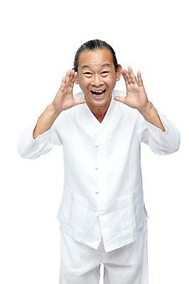 포토 JPG 스튜디오촬영 외국인 해외기획촬영 전통 라이프스타일 2012년태국 할아버지 노년 남자 포즈 모션 실내 한명 서기 미소 웃음 누끼 사람 동양인 손짓 앞모습 실버라이프 외침 괴짜 60대 전통의상 모시 모시옷 알림 남자만 남자한명만 노인만 노인남자만 노인남자한명만 국내포토 1 옷 뷰포인트 컨셉 표정 인종 성인 내부 생활 소리 직물 성인만 파일형식