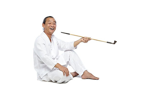 포토 JPG 스튜디오촬영 전신 외국인 해외기획촬영 전통 라이프스타일 2012년태국 할아버지 노년 남자 맨발 흡연 담배 실내 한명 미소 웃음 들기 누끼 사람 앉기 동양인 옆모습 실버라이프 괴짜 60대 전통의상 모시 모시옷 담뱃대 남자만 남자한명만 노인만 노인남자만 노인남자한명만 국내포토 1 옷 뷰포인트 컨셉 모션 발 표정 인종 성인 내부 생활 직물 성인만 파일형식