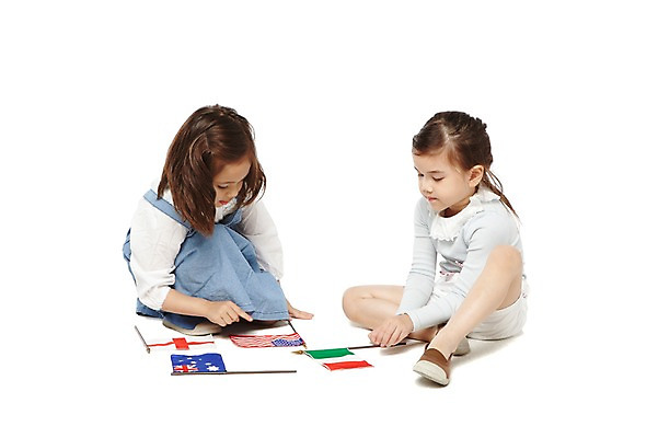 포토 JPG 스튜디오촬영 전신 외국인 해외기획촬영 라이프스타일 응시 2012년태국 여자 어린이교육 교육 나라 어린이라이프 어린이 영국 실내 누끼 사람 앉기 손짓 소녀 두명 친구 귀여움 미국 이탈리아 유치원 유치원생 가리킴 깃발 호주 성조기 국기 즐거움 이탈리아국기 잉글랜드국기 호주국기 여자만 어린이만 소녀만 국내포토 시선 감정 유럽 컨셉 북아메리카 관계 모션 인종 내부 생활 오세아니아 파일형식