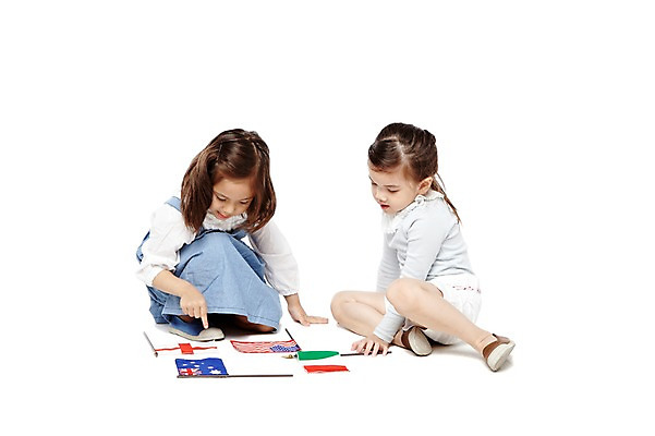 포토 JPG 스튜디오촬영 전신 외국인 해외기획촬영 라이프스타일 응시 2012년태국 여자 어린이교육 교육 나라 어린이라이프 어린이 영국 실내 누끼 사람 앉기 손짓 소녀 두명 친구 귀여움 미국 이탈리아 유치원 유치원생 가리킴 깃발 호주 성조기 국기 즐거움 이탈리아국기 잉글랜드국기 호주국기 여자만 어린이만 소녀만 국내포토 시선 감정 유럽 컨셉 북아메리카 관계 모션 인종 내부 생활 오세아니아 파일형식