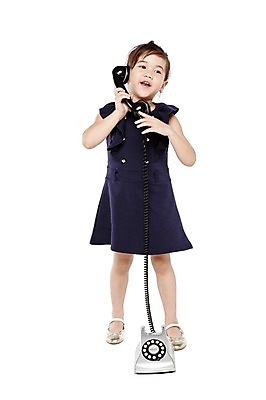 포토 JPG 스튜디오촬영 전신 외국인 해외기획촬영 라이프스타일 응시 2012년태국 원피스 여자 어린이라이프 어린이 구두 비즈니스 실내 한명 서기 미소 웃음 들기 누끼 사람 정장 소녀 앞모습 치마 귀여움 유치원 유치원생 비즈니스우먼 체험 자신감 전화기 수화기 키즈비즈니스 통화 여자만 여자한명만 어린이만 소녀만 소녀한명만 국내포토 1 시선 옷 교육 감정 뷰포인트 신발 컨셉 모션 하의 표정 인종 내부 생활 직장인 파일형식