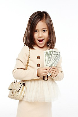 포토 JPG 스튜디오촬영 외국인 해외기획촬영 라이프스타일 2012년태국 원피스 여자 어린이라이프 어린이 지폐 돈 가방 비즈니스 성공 실내 한명 서기 미소 웃음 들기 누끼 사람 정장 소녀 앞모습 금융 경제 치마 귀여움 유치원 유치원생 핸드백 비즈니스우먼 체험 자신감 부 키즈비즈니스 여자만 여자한명만 어린이만 소녀만 소녀한명만 국내포토 1 잡화 옷 교육 감정 뷰포인트 컨셉 모션 하의 표정 인종 내부 생활 직장인 재산 파일형식