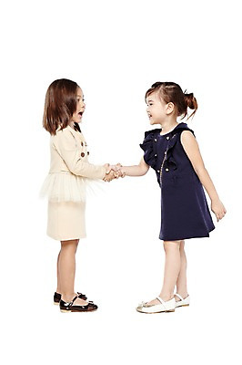 포토 JPG 스튜디오촬영 전신 외국인 해외기획촬영 라이프스타일 2012년태국 원피스 여자 어린이라이프 어린이 구두 비즈니스 협력 악수 실내 협상 서기 미소 웃음 누끼 사람 정장 소녀 두명 옆모습 친구 치마 마주보기 귀여움 손잡기 유치원 유치원생 거래 비즈니스우먼 체험 자신감 동료 키즈비즈니스 화해 여자만 어린이만 소녀만 국내포토 옷 교육 감정 뷰포인트 신발 컨셉 관계 모션 하의 표정 인종 손짓 내부 생활 직장인 파일형식