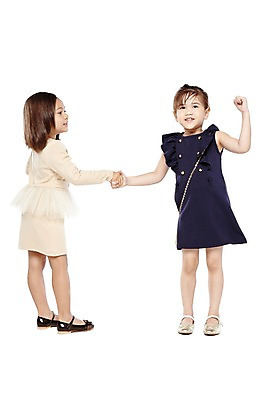 포토 JPG 스튜디오촬영 전신 외국인 해외기획촬영 라이프스타일 2012년태국 원피스 여자 어린이라이프 어린이 구두 비즈니스 협력 악수 실내 협상 서기 미소 웃음 누끼 사람 정장 소녀 두명 앞모습 옆모습 친구 치마 귀여움 손잡기 주먹 유치원 유치원생 거래 비즈니스우먼 체험 자신감 동료 키즈비즈니스 화해 여자만 어린이만 소녀만 국내포토 옷 교육 감정 뷰포인트 신발 컨셉 관계 모션 하의 표정 인종 손짓 내부 생활 직장인 파일형식