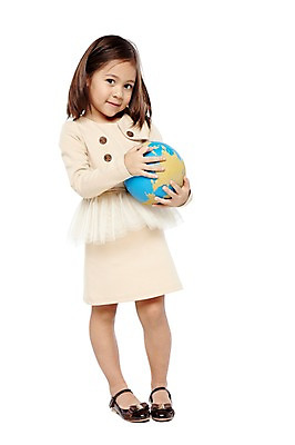 포토 JPG 스튜디오촬영 전신 외국인 해외기획촬영 라이프스타일 2012년태국 원피스 여자 어린이라이프 지구 어린이 구두 비즈니스 실내 한명 서기 미소 웃음 들기 누끼 사람 정장 소녀 앞모습 치마 세계 글로벌 지구본 귀여움 글로벌비즈니스 유치원 유치원생 비즈니스우먼 체험 자신감 키즈비즈니스 여자만 여자한명만 어린이만 소녀만 소녀한명만 국내포토 1 옷 교육 감정 뷰포인트 신발 컨셉 모션 하의 표정 인종 내부 생활 직장인 파일형식