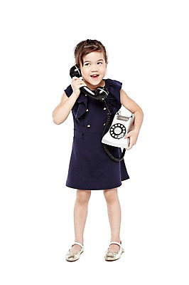 포토 JPG 스튜디오촬영 전신 외국인 해외기획촬영 라이프스타일 응시 2012년태국 원피스 여자 어린이라이프 어린이 구두 비즈니스 실내 한명 서기 미소 웃음 들기 누끼 사람 정장 소녀 앞모습 치마 귀여움 유치원 유치원생 비즈니스우먼 체험 자신감 전화기 수화기 키즈비즈니스 통화 여자만 여자한명만 어린이만 소녀만 소녀한명만 국내포토 1 시선 옷 교육 감정 뷰포인트 신발 컨셉 모션 하의 표정 인종 내부 생활 직장인 파일형식