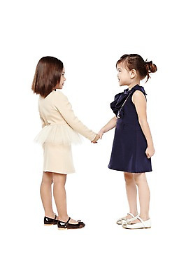 포토 JPG 스튜디오촬영 전신 외국인 해외기획촬영 라이프스타일 2012년태국 원피스 여자 어린이라이프 어린이 구두 비즈니스 협력 악수 실내 협상 서기 누끼 사람 정장 소녀 두명 옆모습 친구 치마 마주보기 귀여움 손잡기 유치원 유치원생 거래 비즈니스우먼 체험 자신감 동료 키즈비즈니스 화해 여자만 어린이만 소녀만 국내포토 옷 교육 감정 뷰포인트 신발 컨셉 관계 모션 하의 인종 손짓 내부 생활 직장인 파일형식