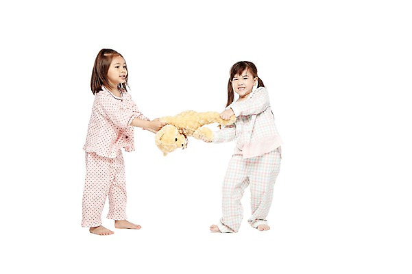 포토 JPG 스튜디오촬영 전신 외국인 해외기획촬영 라이프스타일 2012년태국 여자 어린이라이프 여유 어린이 인형 맨발 놀이 실내 서기 들기 누끼 사람 소녀 두명 옆모습 친구 장난감 놀이용품 마주보기 귀여움 경쟁 유치원 유치원생 곰인형 잠옷 당기기 싸움 파자마파티 인형놀이 여자만 어린이만 소녀만 국내포토 옷 교육 감정 뷰포인트 컨셉 관계 모션 발 인종 내부 생활 파티 오브젝트 파일형식