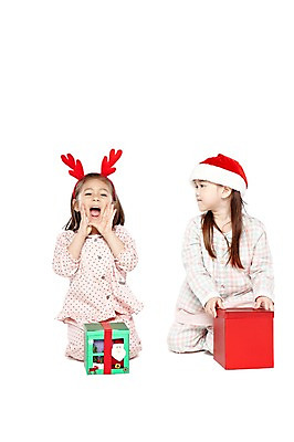 포토 JPG 스튜디오촬영 전신 외국인 해외기획촬영 모자 라이프스타일 2012년태국 여자 기념일 어린이라이프 여유 어린이 크리스마스 산타모자 실내 크리스마스선물 선물 미소 웃음 누끼 사람 앉기 소녀 이벤트 두명 앞모습 친구 선물상자 상자 파티 귀여움 외침 유치원 유치원생 잠옷 머리띠 즐거움 파자마파티 여자만 어린이만 소녀만 국내포토 모자_잡화 잡화 옷 교육 감정 뷰포인트 컨셉 장신구 관계 모션 표정 인종 내부 생활 소리 파일형식