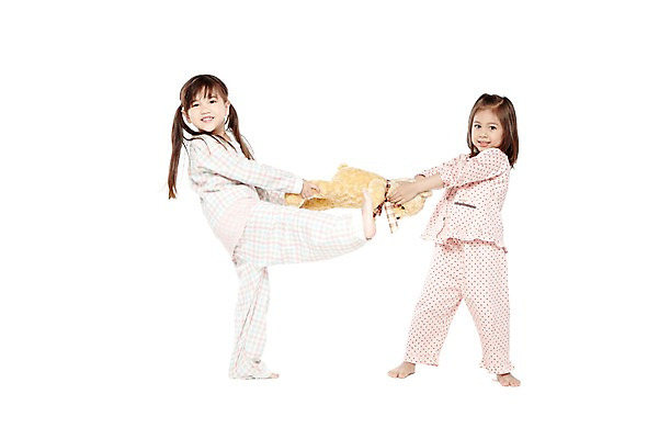 포토 JPG 스튜디오촬영 전신 외국인 해외기획촬영 라이프스타일 2012년태국 여자 어린이라이프 여유 어린이 인형 맨발 놀이 실내 서기 미소 웃음 들기 누끼 사람 소녀 두명 옆모습 친구 장난감 놀이용품 마주보기 귀여움 경쟁 유치원 유치원생 곰인형 잠옷 당기기 싸움 파자마파티 인형놀이 여자만 어린이만 소녀만 국내포토 옷 교육 감정 뷰포인트 컨셉 관계 모션 발 표정 인종 내부 생활 파티 오브젝트 파일형식