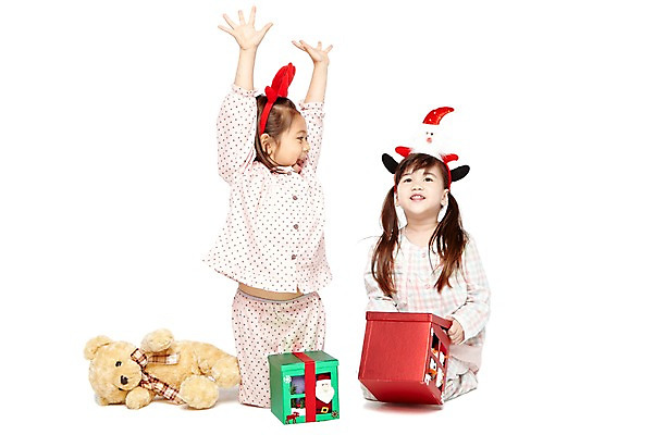 포토 JPG 스튜디오촬영 전신 외국인 해외기획촬영 라이프스타일 2012년태국 여자 기념일 어린이라이프 여유 어린이 인형 크리스마스 실내 크리스마스선물 선물 미소 웃음 누끼 사람 앉기 소녀 이벤트 두명 앞모습 친구 선물상자 상자 산타클로스 파티 귀여움 유치원 유치원생 곰인형 잠옷 머리띠 오픈 즐거움 호기심 파자마파티 여자만 어린이만 소녀만 국내포토 옷 교육 감정 뷰포인트 컨셉 장신구 관계 모션 표정 인종 내부 생활 파일형식