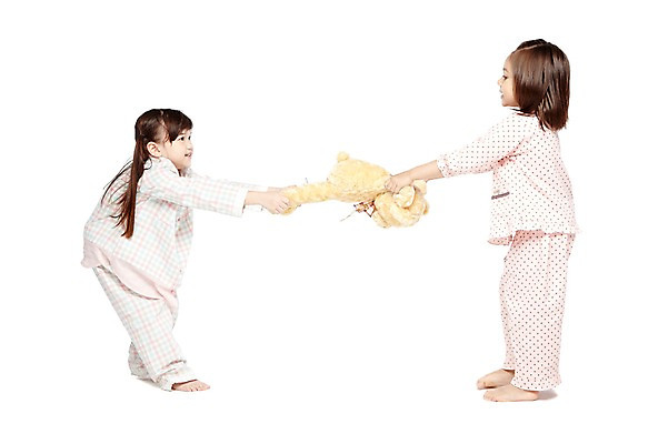 포토 JPG 스튜디오촬영 전신 외국인 해외기획촬영 라이프스타일 2012년태국 여자 어린이라이프 여유 어린이 인형 맨발 놀이 실내 서기 들기 누끼 사람 소녀 두명 옆모습 친구 장난감 놀이용품 마주보기 귀여움 경쟁 유치원 유치원생 곰인형 잠옷 당기기 싸움 파자마파티 인형놀이 여자만 어린이만 소녀만 국내포토 옷 교육 감정 뷰포인트 컨셉 관계 모션 발 인종 내부 생활 파티 오브젝트 파일형식