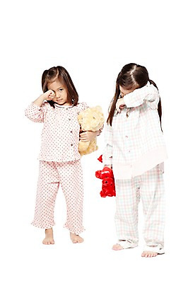 포토 JPG 스튜디오촬영 전신 외국인 해외기획촬영 라이프스타일 2012년태국 여자 어린이라이프 여유 어린이 인형 맨발 실내 피곤 서기 들기 누끼 사람 소녀 두명 앞모습 친구 장난감 놀이용품 귀여움 유치원 유치원생 곰인형 잠옷 잠 수면 졸음 파자마파티 여자만 어린이만 소녀만 국내포토 옷 교육 감정 뷰포인트 컨셉 관계 모션 발 인종 내부 생활 물 파티 오브젝트 파일형식