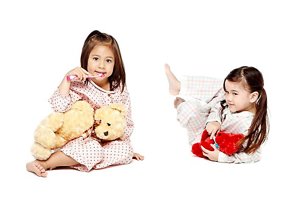 포토 JPG 스튜디오촬영 외국인 해외기획촬영 라이프스타일 2012년태국 여자 어린이라이프 여유 어린이 인형 맨발 실내 미소 웃음 들기 누끼 사람 앉기 소녀 두명 앞모습 친구 장난감 놀이용품 귀여움 유치원 유치원생 곰인형 잠옷 양치 씻기 칫솔 파자마파티 여자만 어린이만 소녀만 국내포토 옷 교육 감정 뷰포인트 컨셉 관계 모션 발 표정 인종 내부 생활 위생용품 파티 청결 오브젝트 파일형식