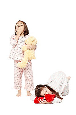 포토 JPG 스튜디오촬영 전신 외국인 해외기획촬영 라이프스타일 2012년태국 여자 어린이라이프 여유 어린이 인형 엎드리기 맨발 실내 피곤 서기 들기 누끼 사람 소녀 두명 앞모습 친구 장난감 놀이용품 귀여움 유치원 유치원생 곰인형 잠옷 잠 수면 졸음 파자마파티 하품 여자만 어린이만 소녀만 국내포토 옷 교육 감정 뷰포인트 컨셉 관계 모션 발 인종 내부 생활 물 파티 오브젝트 생리현상 파일형식