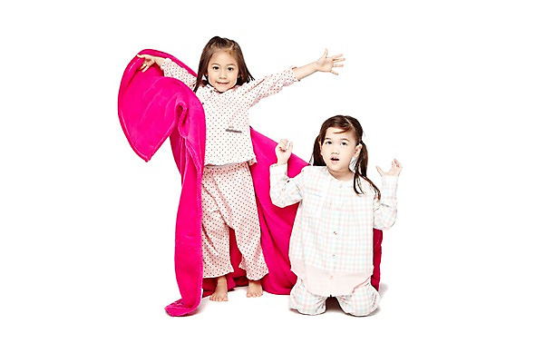 포토 JPG 스튜디오촬영 전신 외국인 해외기획촬영 라이프스타일 2012년태국 여자 어린이라이프 여유 어린이 장난 맨발 놀이 실내 서기 미소 웃음 누끼 사람 앉기 소녀 두명 앞모습 친구 파티 귀여움 유치원 유치원생 이불 잠옷 무릎꿇기 담요 파자마파티 여자만 어린이만 소녀만 국내포토 옷 교육 감정 뷰포인트 컨셉 관계 침구 모션 발 표정 인종 이벤트 내부 생활 파일형식