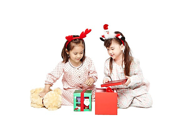 포토 JPG 스튜디오촬영 전신 외국인 해외기획촬영 라이프스타일 2012년태국 여자 기념일 어린이라이프 여유 어린이 인형 크리스마스 실내 크리스마스선물 선물 미소 웃음 누끼 사람 앉기 소녀 이벤트 두명 앞모습 친구 선물상자 상자 산타클로스 파티 귀여움 유치원 유치원생 곰인형 잠옷 머리띠 오픈 호기심 파자마파티 여자만 어린이만 소녀만 국내포토 옷 교육 감정 뷰포인트 컨셉 장신구 관계 모션 표정 인종 내부 생활 파일형식