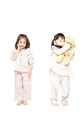 포토 JPG 스튜디오촬영 전신 외국인 해외기획촬영 라이프스타일 2012년태국 여자 어린이라이프 여유 어린이 인형 맨발 놀이 실내 서기 들기 누끼 사람 손짓 소녀 두명 앞모습 친구 장난감 놀이용품 귀여움 유치원 유치원생 곰인형 잠옷 브이 V 파자마파티 인형놀이 여자만 어린이만 소녀만 국내포토 알파벳 옷 교육 감정 뷰포인트 컨셉 관계 모션 발 인종 내부 생활 파티 오브젝트 파일형식