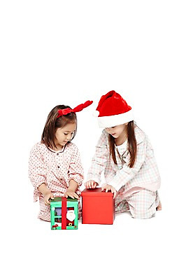 포토 JPG 스튜디오촬영 전신 외국인 해외기획촬영 모자 라이프스타일 2012년태국 여자 기념일 어린이라이프 여유 어린이 크리스마스 산타모자 실내 크리스마스선물 선물 누끼 사람 앉기 소녀 이벤트 두명 앞모습 친구 선물상자 상자 파티 귀여움 유치원 유치원생 잠옷 머리띠 호기심 파자마파티 여자만 어린이만 소녀만 국내포토 모자_잡화 잡화 옷 교육 감정 뷰포인트 컨셉 장신구 관계 모션 인종 내부 생활 파일형식