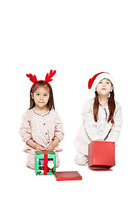포토 JPG 스튜디오촬영 전신 외국인 해외기획촬영 모자 라이프스타일 2012년태국 여자 기념일 어린이라이프 여유 어린이 크리스마스 산타모자 실내 크리스마스선물 선물 누끼 사람 앉기 소녀 이벤트 두명 앞모습 친구 선물상자 상자 파티 귀여움 유치원 유치원생 잠옷 머리띠 오픈 호기심 파자마파티 여자만 어린이만 소녀만 국내포토 모자_잡화 잡화 옷 교육 감정 뷰포인트 컨셉 장신구 관계 모션 인종 내부 생활 파일형식
