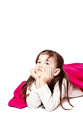 포토 JPG 스튜디오촬영 외국인 해외기획촬영 라이프스타일 2012년태국 여자 어린이라이프 여유 어린이 엎드리기 양갈래머리 실내 한명 누끼 사람 소녀 상반신 눕기 귀여움 턱괴기 유치원 유치원생 이불 잠옷 담요 파자마파티 여자만 여자한명만 어린이만 소녀만 소녀한명만 국내포토 1 헤어스타일 옷 교육 감정 컨셉 침구 모션 인종 내부 생활 파티 파일형식